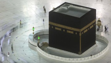 Sholat terawih pertama di Masjidil Haram. (AP/Amr Nabil) Sholat terawih pertama di Masjidil Haram. (AP/Amr Nabil)