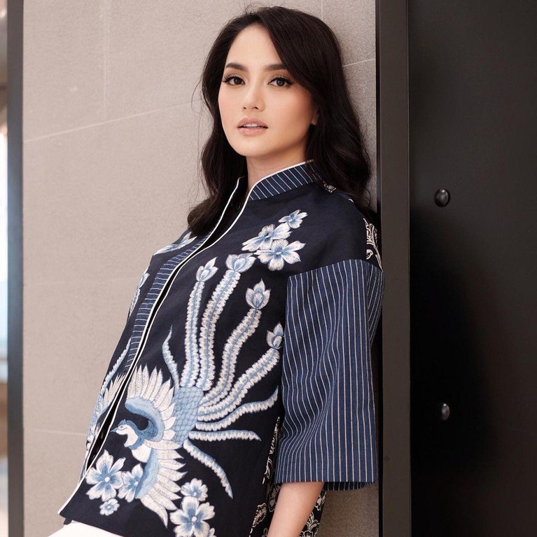 Si Cantik Ririn Ekawati yang Dikabarkan Tengah Hamil Ririn Ekawati kini dikabarkan tengah berbadan dua. Yuk kita intip potret cantik Ririn!