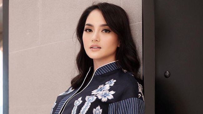 Si Cantik Ririn Ekawati yang Dikabarkan Tengah Hamil - Foto 1