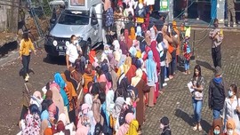 VIDEO: Picu Kerumunan, Pencairan Dana Bantuan Dibubarkan