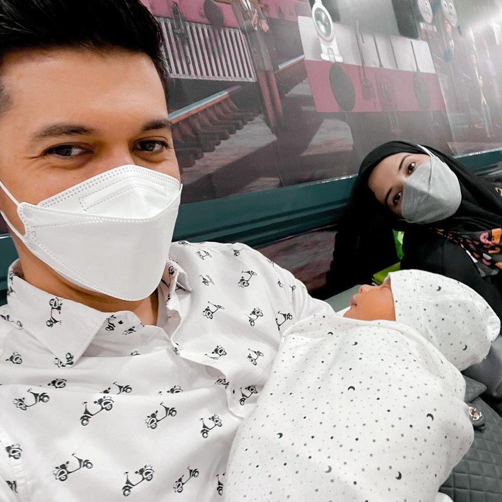 <p>Irwansyah juga setia menemani Zaskia Sungkar dan bayinya kontrol ke dokter setelah persalinan. (Foto: Instagram @zaskiasungkar15/@irwansyah_15)</p>