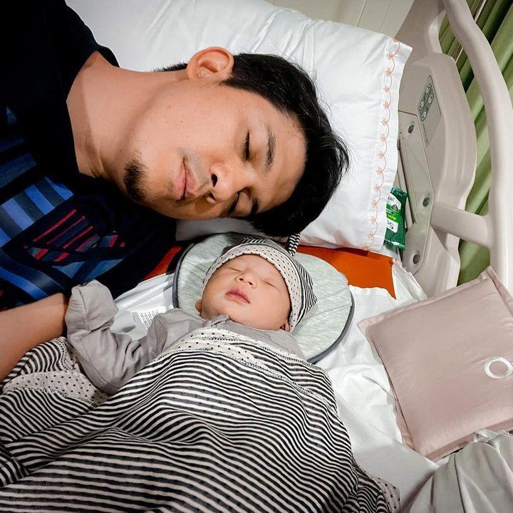 <p>Saat <em>baby</em> Ukkasya tidur usai dilahirkan, Ayah Irwansyah juga menemani di sampingnya. (Foto: Instagram @irwansyah_15)</p>