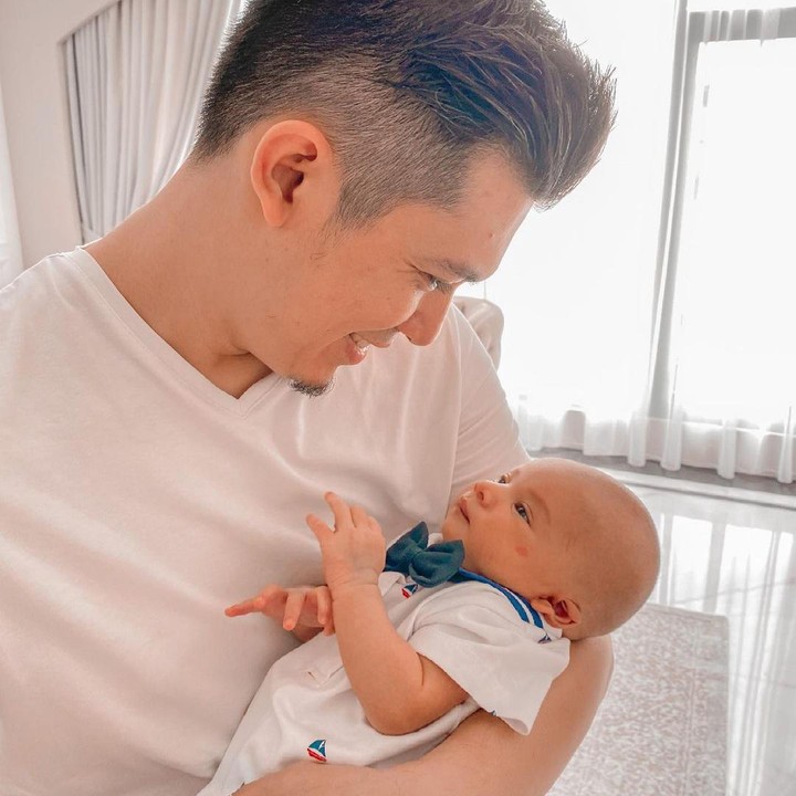 <p>Aktor 36 tahun ini pun ikut momong <em>baby</em> Ukkasya. Irwansyah sudah terlihat luwes ya menggendong bayinya. (Foto: Instagram @zaskiasungkar15/@irwansyah_15)</p>
