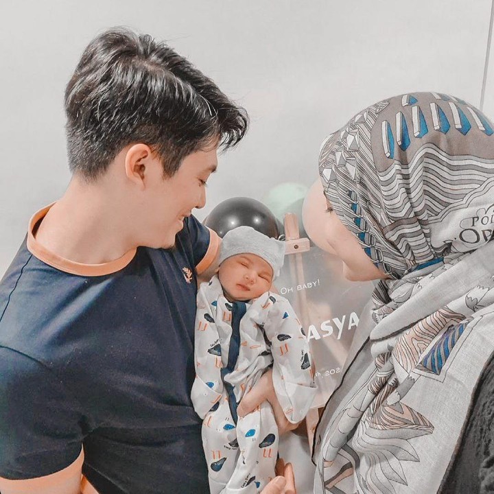 <p>Pada 30 Maret lalu, Irwansyah dan Zaskia Sungkar dikaruniai seorang anak laki-laki, yang diberi nama Ukkasya Muhammad Syahki. (Foto: Instagram @zaskiasungkar15)</p>