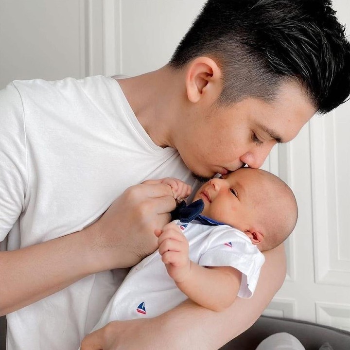 <p>Irwansyah tak henti-hentinya menunjukkan kasih sayang pada sang putra. Baginya, Ukkasya adalah kebahagiaan yang tak ternilai, Bunda. (Foto: Instagram @zaskiasungkar15)</p>