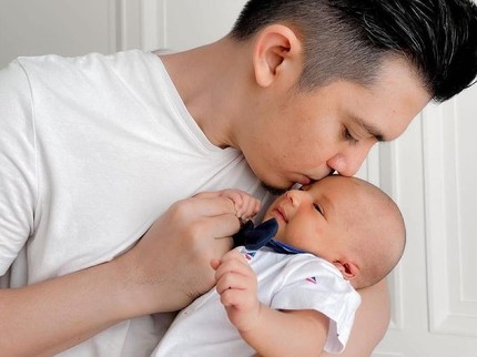 Zaskia Sungkar Sunatkan Anak di Usia 21 Hari, Irwansyah Lemas Sampai Pucat