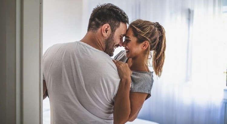 BAGAIMANA JIKA TAK SEMPAT MANDI WAJIB? Agar aktivitas seks tak mengganggu puasa, kapan sebenarnya waktu terbaik berhubungan intim dan mandi wajibnya ya, Bunda? Simak jawabannya di sini.