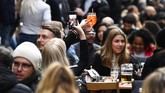 FOTO: Warga London Bersulang Rayakan Pembukaan Lockdown Warga London, Inggris, bersulang alkohol merayakan pembukaan lockdown di tengah pandemi Covid-19.
