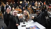 FOTO: Warga London Bersulang Rayakan Pembukaan Lockdown Warga London, Inggris, bersulang alkohol merayakan pembukaan lockdown di tengah pandemi Covid-19.