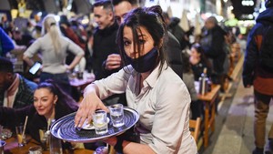 FOTO: Warga London Bersulang Rayakan Pembukaan Lockdown