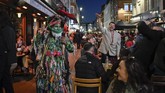 FOTO: Warga London Bersulang Rayakan Pembukaan Lockdown Warga London, Inggris, bersulang alkohol merayakan pembukaan lockdown di tengah pandemi Covid-19.