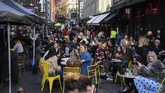 FOTO: Warga London Bersulang Rayakan Pembukaan Lockdown Warga London, Inggris, bersulang alkohol merayakan pembukaan lockdown di tengah pandemi Covid-19.