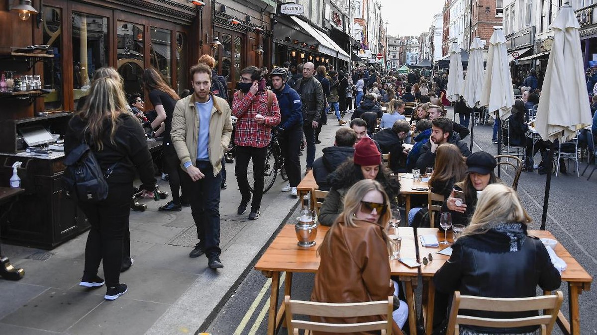FOTO: Warga London Bersulang Rayakan Pembukaan Lockdown