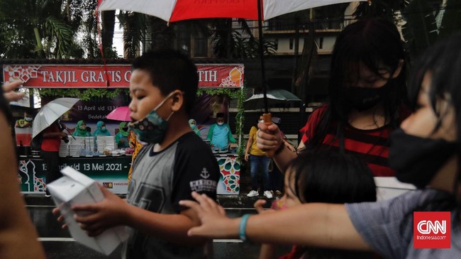 Pemerintah Kota Surabaya melarang kegiatan bagi-bagi takjil di jalanan dan sahur on the road selama Ramadan.