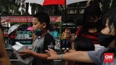 FOTO: Rela Antre Diguyur Hujan Demi Takjil Gratis Meskipun curah hujan jatuh dari langit, tak menyurutkan warga untuk ikut dalam antrean guna mendapatkan takjil gratis di Cempaka Putih, Jakarta.