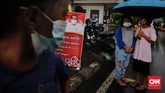 FOTO: Rela Antre Diguyur Hujan Demi Takjil Gratis Meskipun curah hujan jatuh dari langit, tak menyurutkan warga untuk ikut dalam antrean guna mendapatkan takjil gratis di Cempaka Putih, Jakarta.