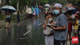 FOTO: Rela Antre Diguyur Hujan Demi Takjil Gratis Meskipun curah hujan jatuh dari langit, tak menyurutkan warga untuk ikut dalam antrean guna mendapatkan takjil gratis di Cempaka Putih, Jakarta.