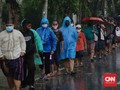 FOTO: Rela Antre Diguyur Hujan Demi Takjil Gratis
