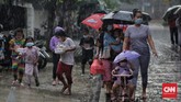 FOTO: Rela Antre Diguyur Hujan Demi Takjil Gratis Meskipun curah hujan jatuh dari langit, tak menyurutkan warga untuk ikut dalam antrean guna mendapatkan takjil gratis di Cempaka Putih, Jakarta.