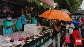 FOTO: Rela Antre Diguyur Hujan Demi Takjil Gratis Meskipun curah hujan jatuh dari langit, tak menyurutkan warga untuk ikut dalam antrean guna mendapatkan takjil gratis di Cempaka Putih, Jakarta.
