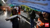 FOTO: Rela Antre Diguyur Hujan Demi Takjil Gratis Meskipun curah hujan jatuh dari langit, tak menyurutkan warga untuk ikut dalam antrean guna mendapatkan takjil gratis di Cempaka Putih, Jakarta.
