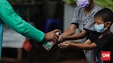 FOTO: Rela Antre Diguyur Hujan Demi Takjil Gratis Meskipun curah hujan jatuh dari langit, tak menyurutkan warga untuk ikut dalam antrean guna mendapatkan takjil gratis di Cempaka Putih, Jakarta.