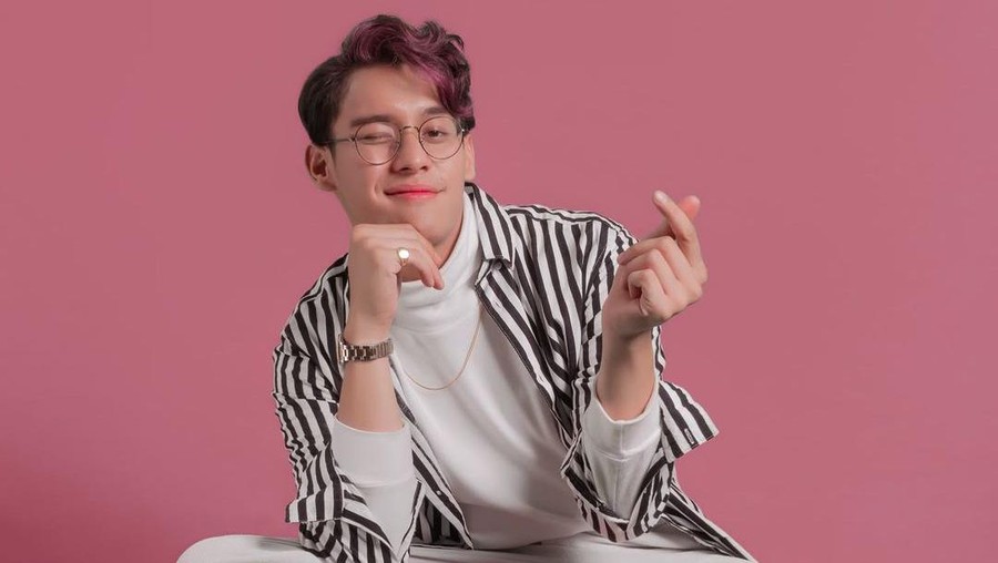 Ardhito Pramono Penyanyi dambaan wanita Ardhito Pramono baru-baru ini kesal karena lagunya dipakai acara Korea tanpa izin. Yuk tengok si cakep ini!