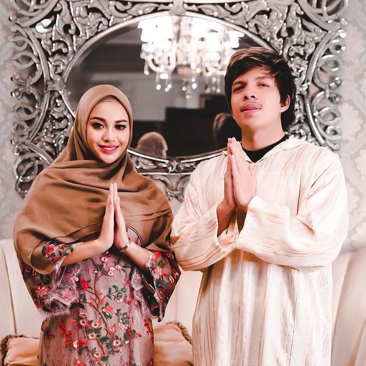<p>Throwback Ramadhan tahun lalu, Aurel Hermansyah mengenakan gamis dan hijab. (Foto: Instagram @attahalillintar)</p>