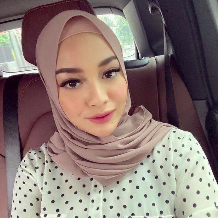 <p>Jika dilihat di unggahan Ramadhan tahun lalu, Aurel memang kerap mengenakan hijab khusus di bulan suci ini. (Foto: Instagram @aurelie.hermansyah)</p>