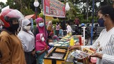 FOTO: Keriuhan Berburu Takjil dari Berbagai Daerah Berburu takjil telah menjadi momen yang identik ketika bulan Ramadan tiba. Berikut pemandangan keriuhan momen berburu takjil di sejumlah daerah.