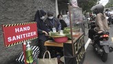 FOTO: Keriuhan Berburu Takjil dari Berbagai Daerah Berburu takjil telah menjadi momen yang identik ketika bulan Ramadan tiba. Berikut pemandangan keriuhan momen berburu takjil di sejumlah daerah.