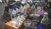 FOTO: Keriuhan Berburu Takjil dari Berbagai Daerah Berburu takjil telah menjadi momen yang identik ketika bulan Ramadan tiba. Berikut pemandangan keriuhan momen berburu takjil di sejumlah daerah.