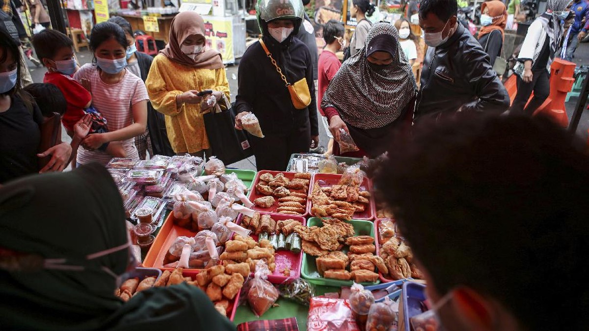 FOTO: Keriuhan Berburu Takjil dari Berbagai Daerah