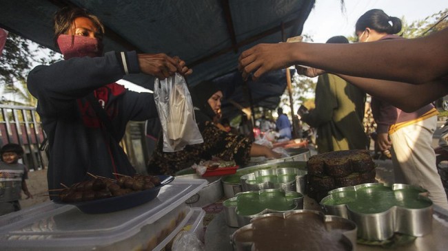 FOTO: Keriuhan Berburu Takjil dari Berbagai Daerah