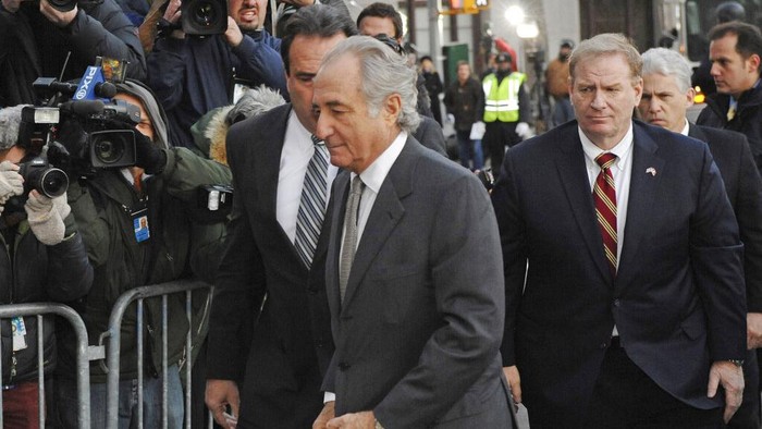FILE - Bernard Madoff arrives at Manhattan federal court, Thursday, March 12, 2009, in New York. Madoff, the financier who pleaded guilty to orchestrating the largest Ponzi scheme in history, died early Wednesday, April 14, 2021, in a federal prison, a person familiar with the matter told The Associated Press. (AP Photo/ Louis Lanzano, File) Sederet Penipu Paling Terkenal di Dunia