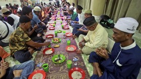 FOTO: Momen Buka Puasa Pertama 2021 di Penjuru Dunia
