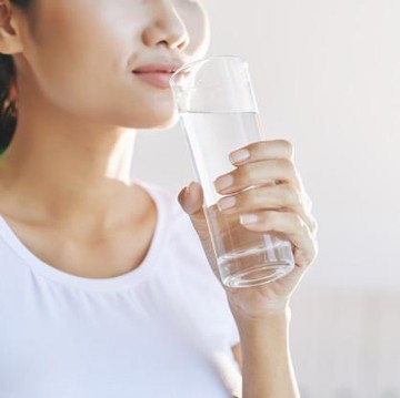 Cara Minum Air Agar Tak Dehidrasi Saat Puasa