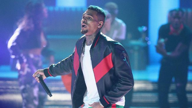 Seorang perempuan menuduh Chris Brown memerkosa dirinya dan kini menggugat sang penyanyi ke pengadilan.
