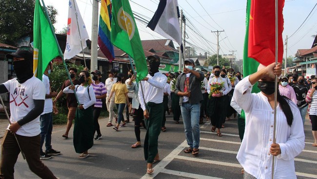 Setelah beberapa hari tenang dengan aksi bisu aktivis, Myanmar kembali membara ketika aparat menembaki petugas medis yang menggelar demonstrasi, Kamis (15/4).