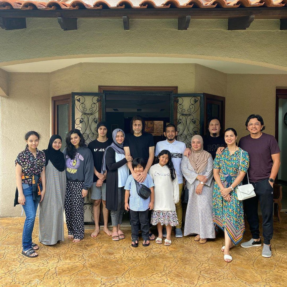 Engku Emran telah menikah dengan Noor Nabila pada maret 2021 lalu setelah bercerai dengan Laudya Cynthia Bella&period; Yuk kita intip kemesraan Engku dan Noor setelah menikah&excl;