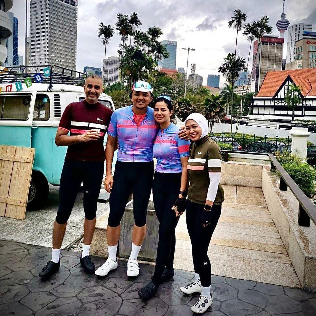 Engku Emran telah menikah dengan Noor Nabila pada maret 2021 lalu setelah bercerai dengan Laudya Cynthia Bella&period; Yuk kita intip kemesraan Engku dan Noor setelah menikah&excl;