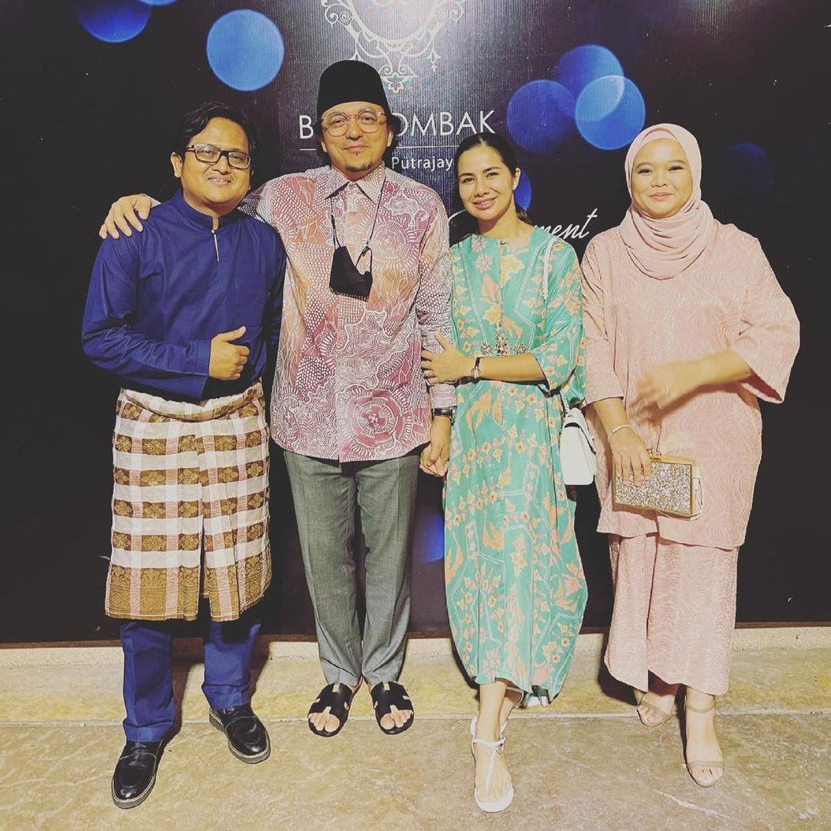 Engku Emran telah menikah dengan Noor Nabila pada maret 2021 lalu setelah bercerai dengan Laudya Cynthia Bella&period; Yuk kita intip kemesraan Engku dan Noor setelah menikah&excl;