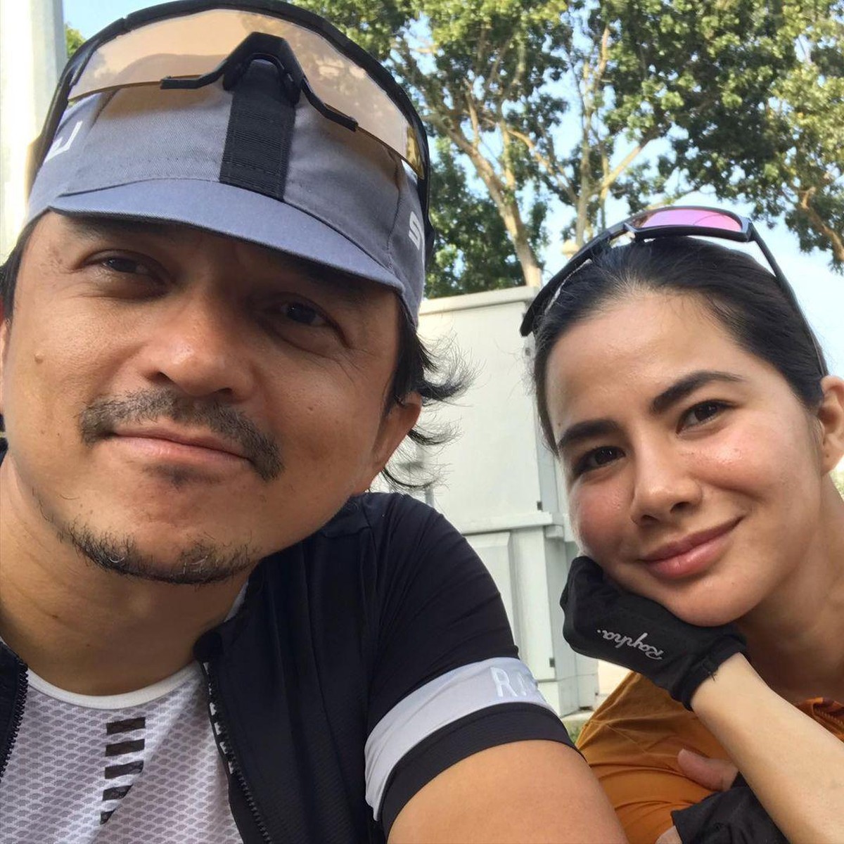Engku Emran telah menikah dengan Noor Nabila pada maret 2021 lalu setelah bercerai dengan Laudya Cynthia Bella&period; Yuk kita intip kemesraan Engku dan Noor setelah menikah&excl;
