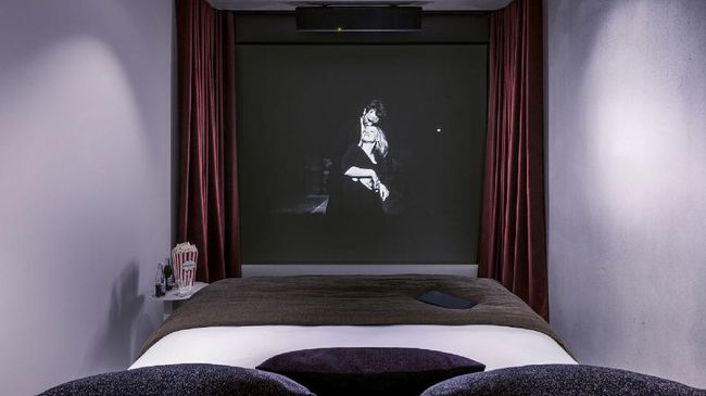 Di hotel ini para cinephile bisa menikmati film selayaknya berada di dalam bioskop tanpa perlu keluar kamar.
