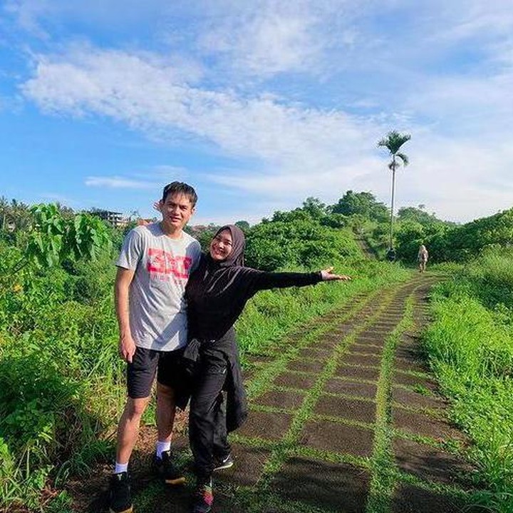 <p>Untuk usia, Ikke Nurjanah lebih tua tujuh tahun dari Karlie Fu. Tapi yang namanya jodoh tak mengenal usia ya, Bunda. Keduanya terlihat mesra dan romantis. (Foto: Instagram @karliefu_)</p>