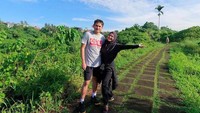 <p>Untuk usia, Ikke Nurjanah lebih tua tujuh tahun dari Karlie Fu. Tapi yang namanya jodoh tak mengenal usia ya, Bunda. Keduanya terlihat mesra dan romantis. (Foto: Instagram @karliefu_)</p>