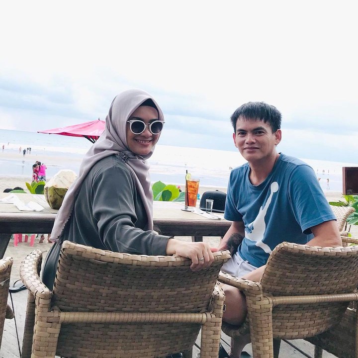 <p>Keduanya ternyata memiliki status yang sama dan cukup lama pula tak menikah lagi setelah bercerai. Ikke Nurjanah tak menikah lagi selama 14 tahun, sementara Karlie Fu tak nikah lagi selama 10 tahun. (Foto: Instagram @karliefu_)</p>