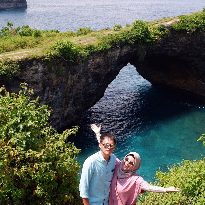 <p>Tahun 2021 bisa dibilang tahun spesial bagi Ikke Nurjanah. Ia akhirnya mantap menikah lagi setelah 14 tahun menjadi <em>single parent</em>. Ia menikah dengan Karlie Fu, manajer Sandhy Sandoro dan mendiang Glenn Fredly. (Foto: Instagram @karliefu_)</p>
