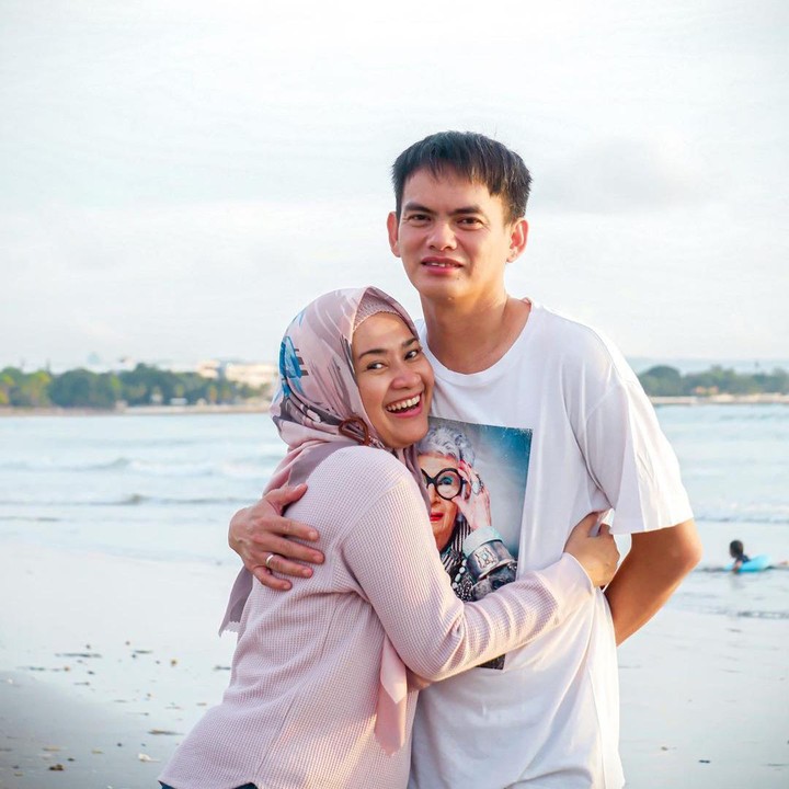 <p>Sweet banget ya, Bunda? Kita doakan Ikke Nurjanah dan Karlie Fu langgeng terus. (Foto: Instagram @karliefu_)</p>