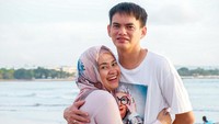 <p>Sweet banget ya, Bunda? Kita doakan Ikke Nurjanah dan Karlie Fu langgeng terus. (Foto: Instagram @karliefu_)</p>